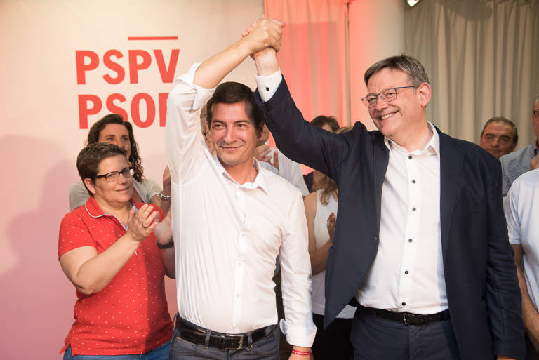 Rafa García felicita a Puig tras las primarias de 2017 con el resultado 42% a 56%. Foto: KIKE TABERNER