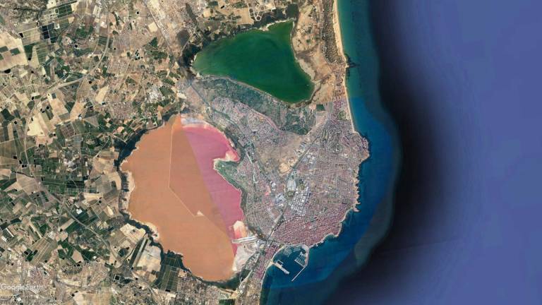Imatge per satèl·lit de la llacuna de la Mata (nord) i la de Torrevella (sud), amb la ciutat enmig
