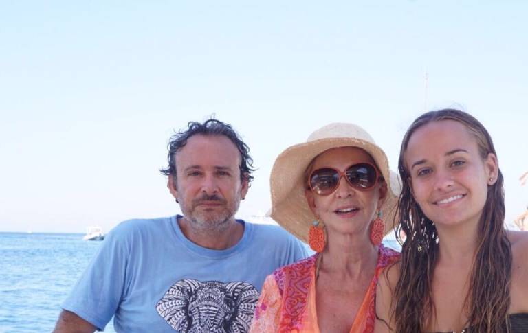 Mayrén Beneyto entre su hijo Alfonso Manglano y su nieta Isabel en una jornada de mar.