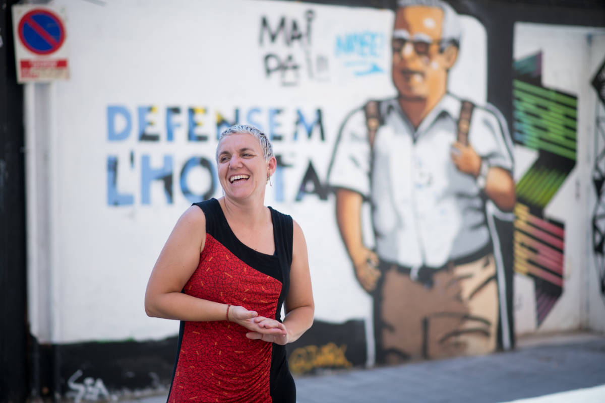 Papi Robles, delante de un grafiti contra el PAI de Benimaclet con el alcalde Joan Ribó como protagonista. Foto: KIKE TABERNER