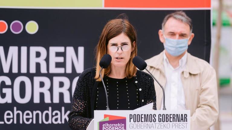 La candidata a lehendakari de Elkarrekin Podemos-IU, Miren Gorrotxategi (i), y el diputado de Unidas Podemos en el Congreso, Enrique Santiago (Jon Rodríguez Bilbao / EFE)