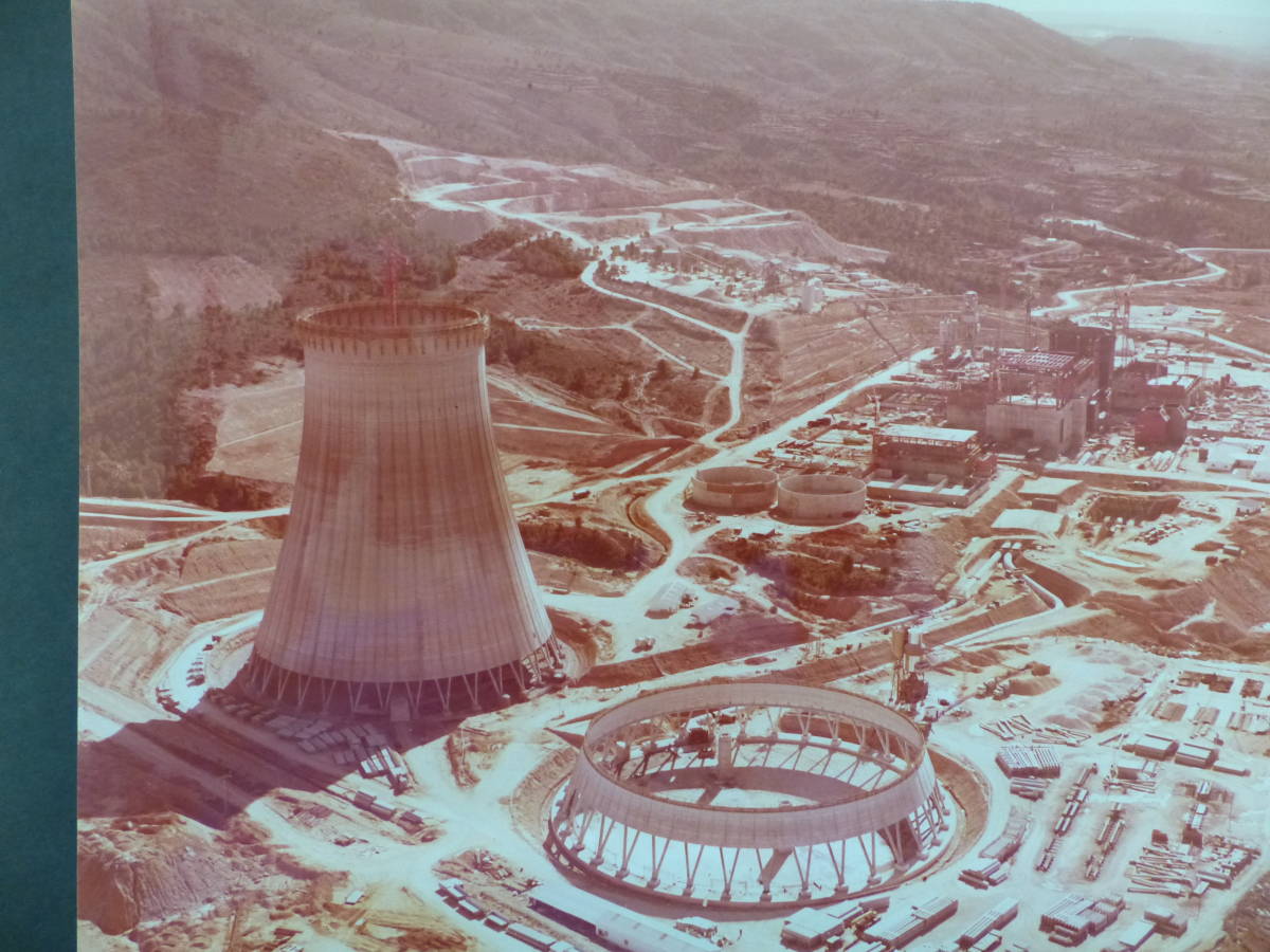 La planta iniciava les obres en setembre de 1975