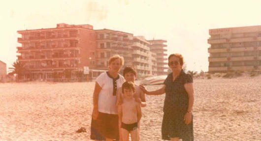 Toni con su abuela en la playa de Canet