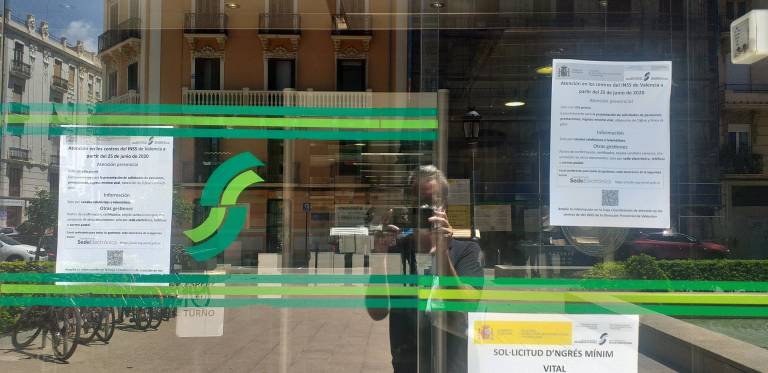 Entrada de una oficina de la Seguridad Social en València, donde se atiende con cita previa. 