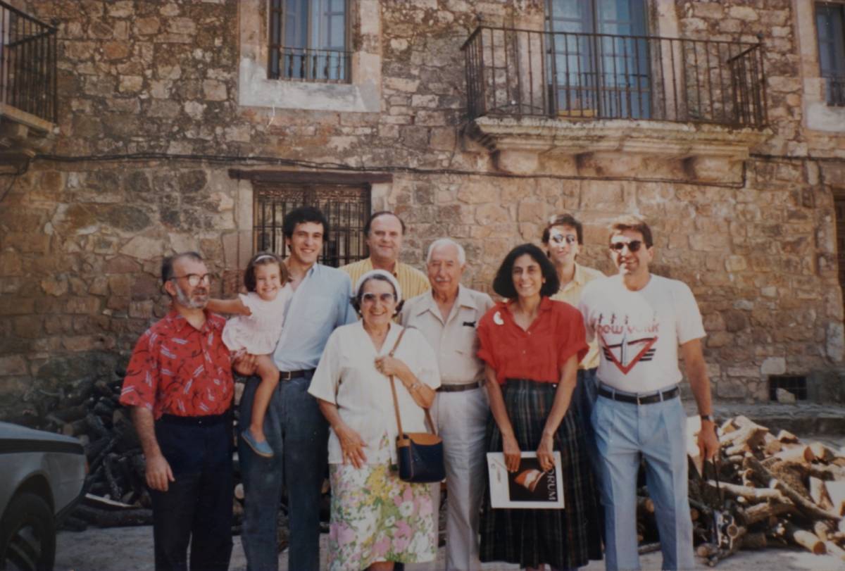 Pablo Font de Mora con su familia en Medinaceli en el verano de 1987