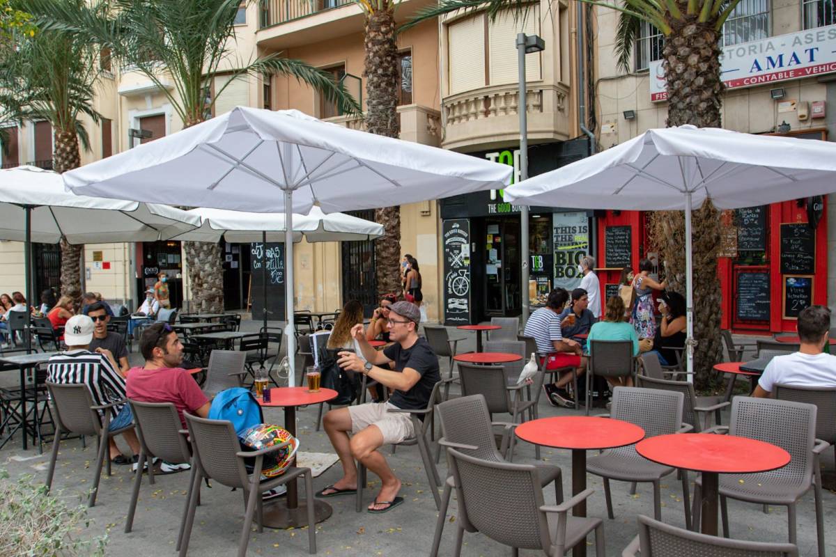 Clientes en la terraza de un pub de Luceros, en Alicante, este miércoles. Foto: PEPE OLIVARES