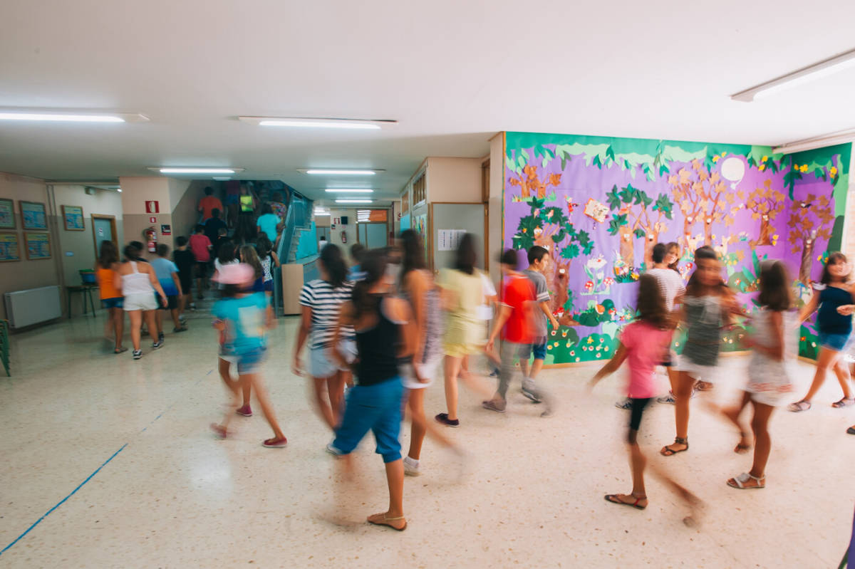 Alumnos entrando a un colegio de València. Foto: KIKE TABERNER