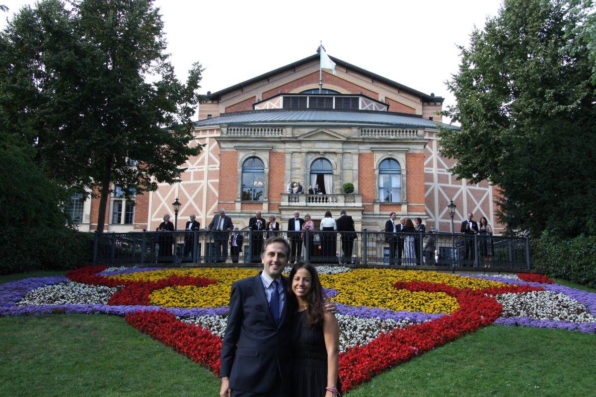 Pablo Font de Mora y su mujer en el festival de Bayreuth de 2012