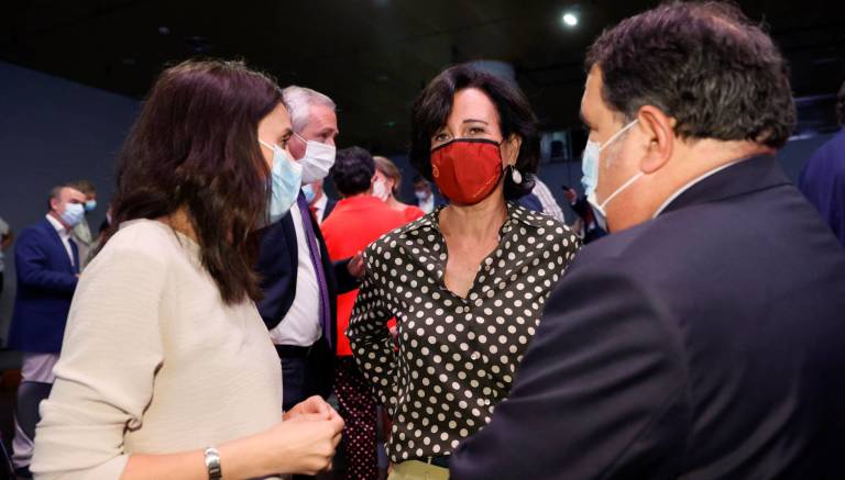 La presidenta del Banco Santander, Ana Patricia Botin y la ministra de Igualdad, Irene Montero. FOTO: EFE