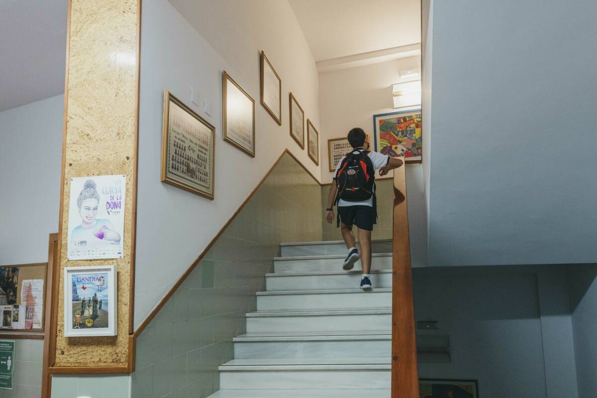 Un alumno sube las escaleras de su colegio. Foto: BORJA ABARGUES