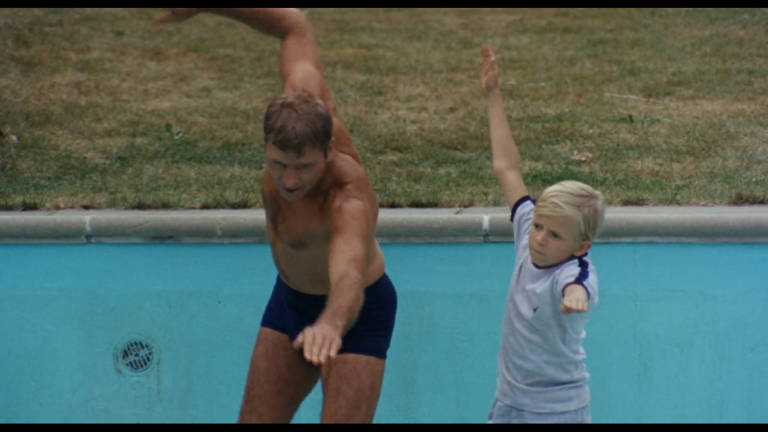 Burt Lancaster y Michael Kearney en 'The Swimmer'