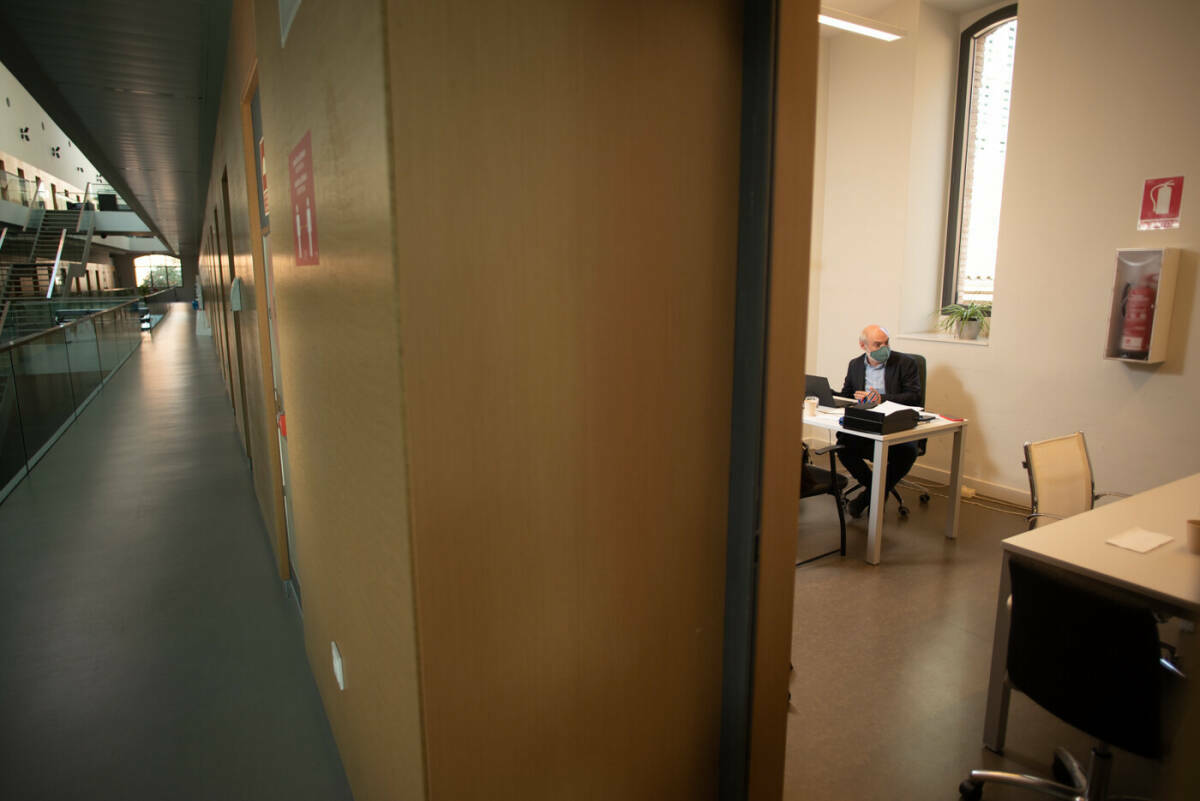 El gerente de Istec en un despacho del Ca90. Foto: KIKE TABERNER