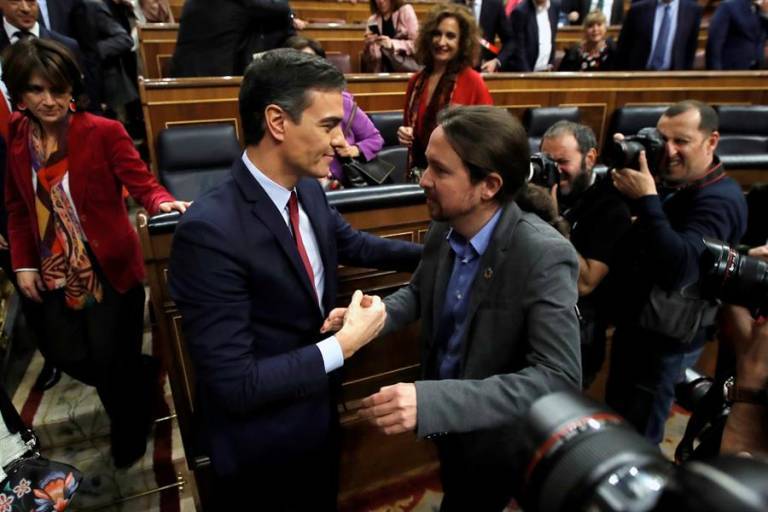 Sánchez e Iglesias se saludan. Foto: EFE
