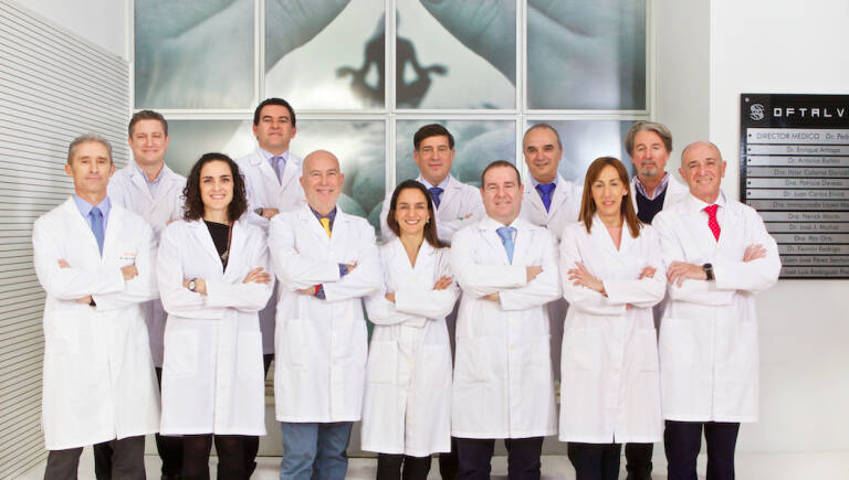 Equipo médico de Oftalvist, con el doctor Pedro Tañá en el centro de la segunda fila
