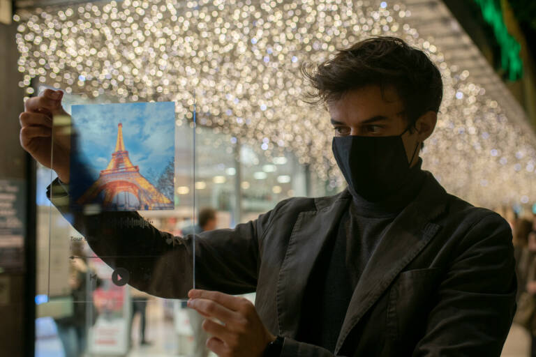 Xavier Caravaca con una placa de Transparent Gift. Foto: KIKE TABERNER