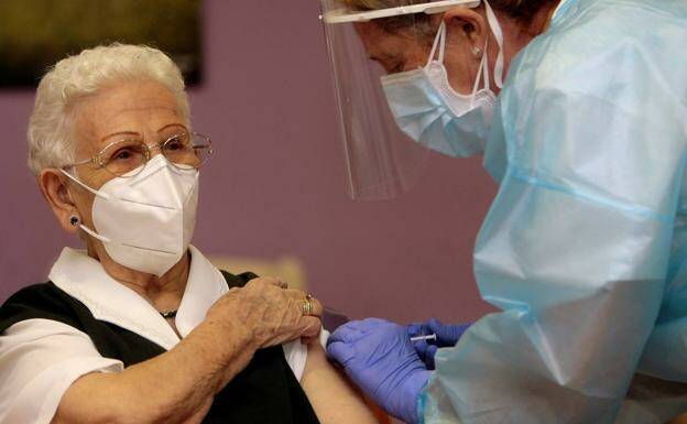 Araceli Hidalgo, de 96 años, primera vacunada de covid en España. FOTO: EFE