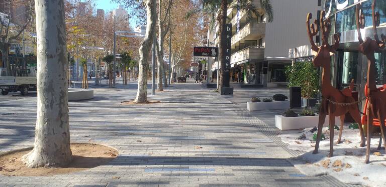 La avenida del Mediterráneo, en el centro de Benidorm, sin gente a principios de enero.