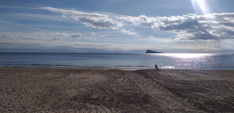 La playa de Levante, con la isla de Benidorm al fondo, una mañana del pasado mes.