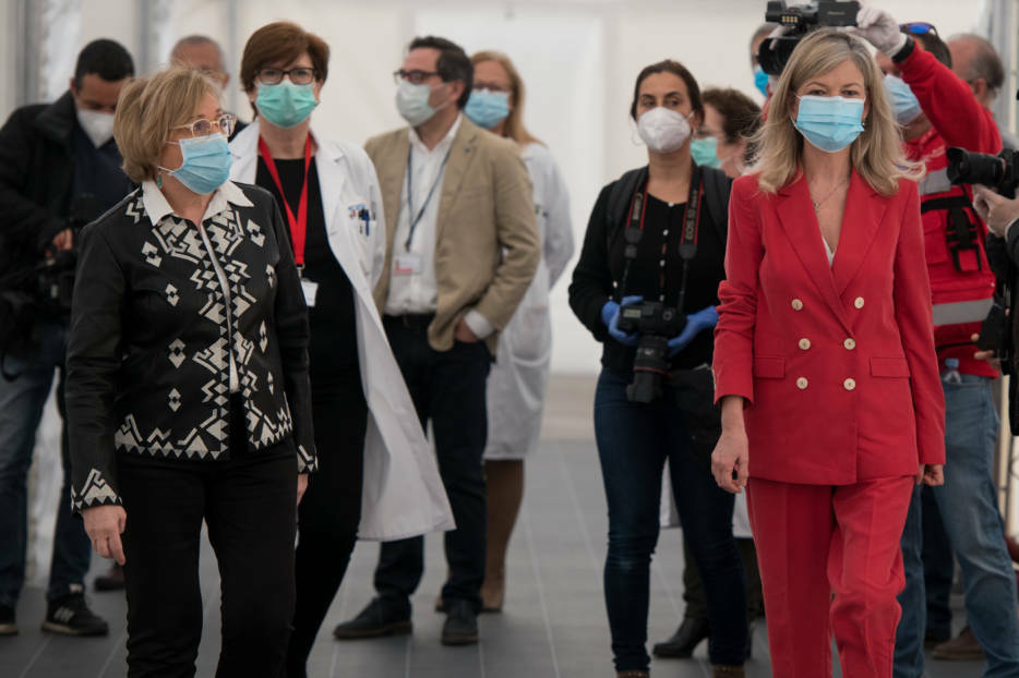 La consellera de Sanidad, Ana Barceló, y la de Justicia, Gabriela Bravo, en su visita de abril al hospital de campaña. Foto. KIKE TABERNER