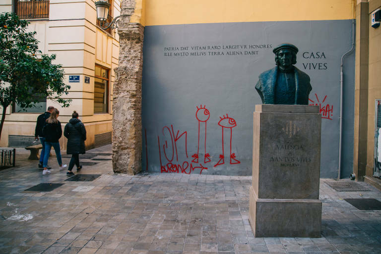 Busto de Luis Vives afeados por pinturas en València. Foto: KIKE TABERNER