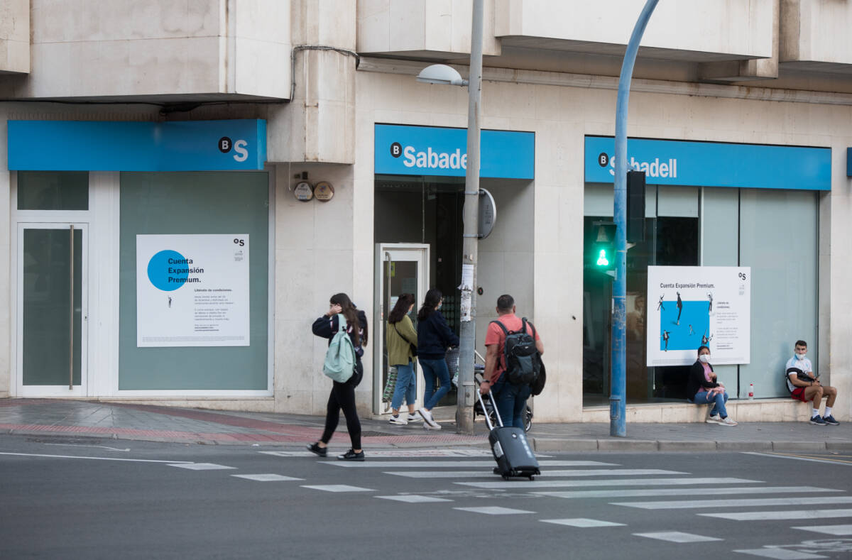 Oficina del Banco Sabadell en el centro de Alicante, en una imagen reciente. Foto: RAFA MOLINA