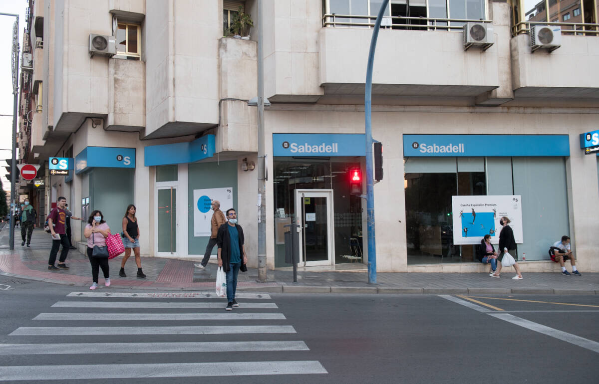 Oficina del Banco Sabadell en Alicante, este lunes. Foto: RAFA MOLINA