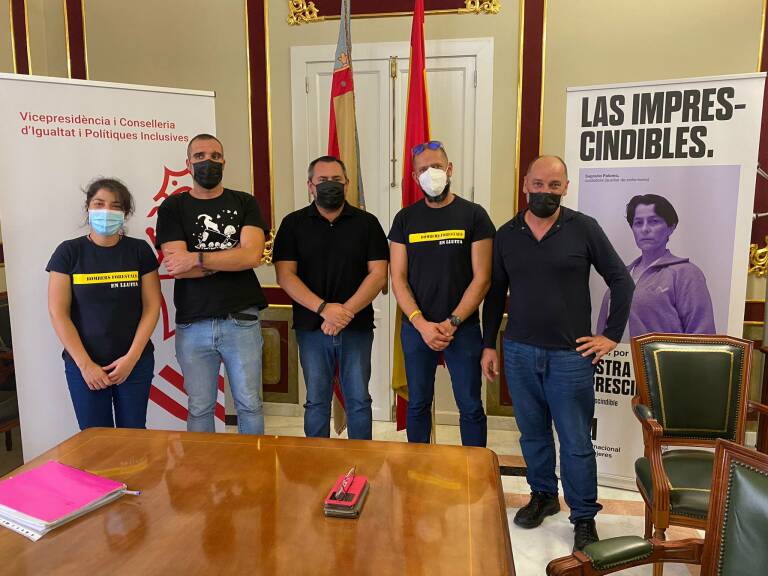 Castañón se reúne con los representantes de los bomberos. Foto: GVA