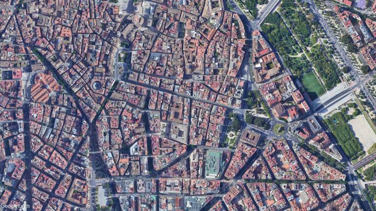 Encara que de moment estan fora de l'agenda urbana, és impossible entendre la Ciutat Vella de València sense l'engranatge d'estes places. Foto: Google