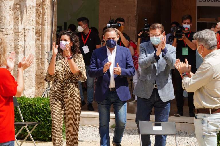 Mercedes Caballero, José Luis Ábalos y Ximo Puig en un acto antes de verano. Foto: PSPV VALENCIA