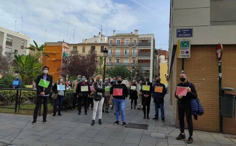 Familiares de residentes de Velluters protestan contra la propuesta de adjudicación a DomusVi. Foto: EP