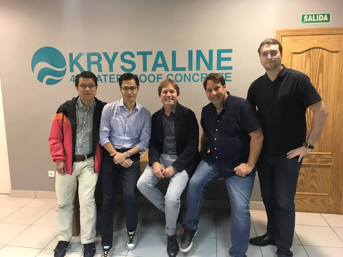 El equipo directivo de Krystaline, con su distribuidor local de Hong Kong