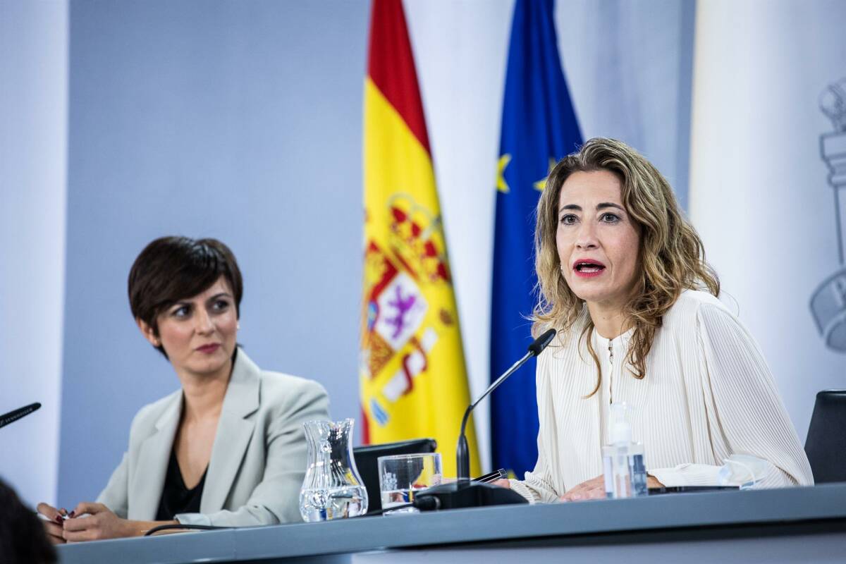 La ministra de Transportes, Movilidad y Agenda Urbana, Raquel Sánchez (derecha). Foto: EP