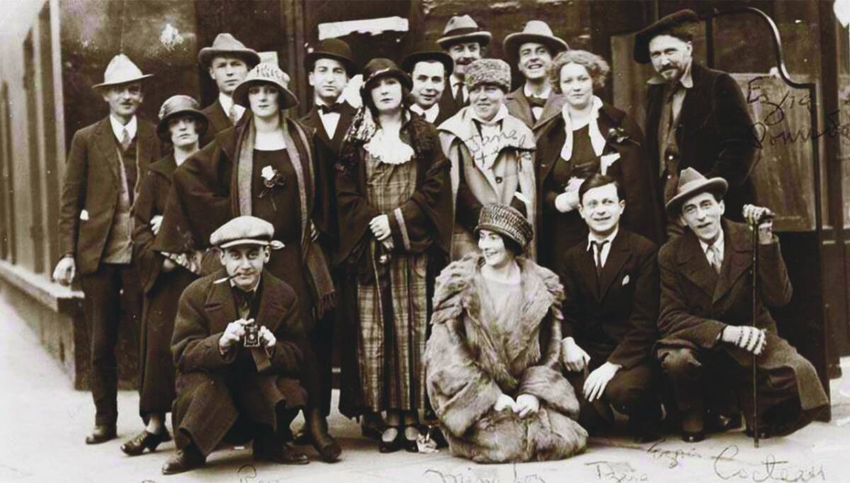 Grup de dadaistes i surrealistes a París en 1923, amb Mina Loy, Man Ray, Tristan Tzara, Jean Cocteau, Kiki, Jane Heap o Ezra Pound