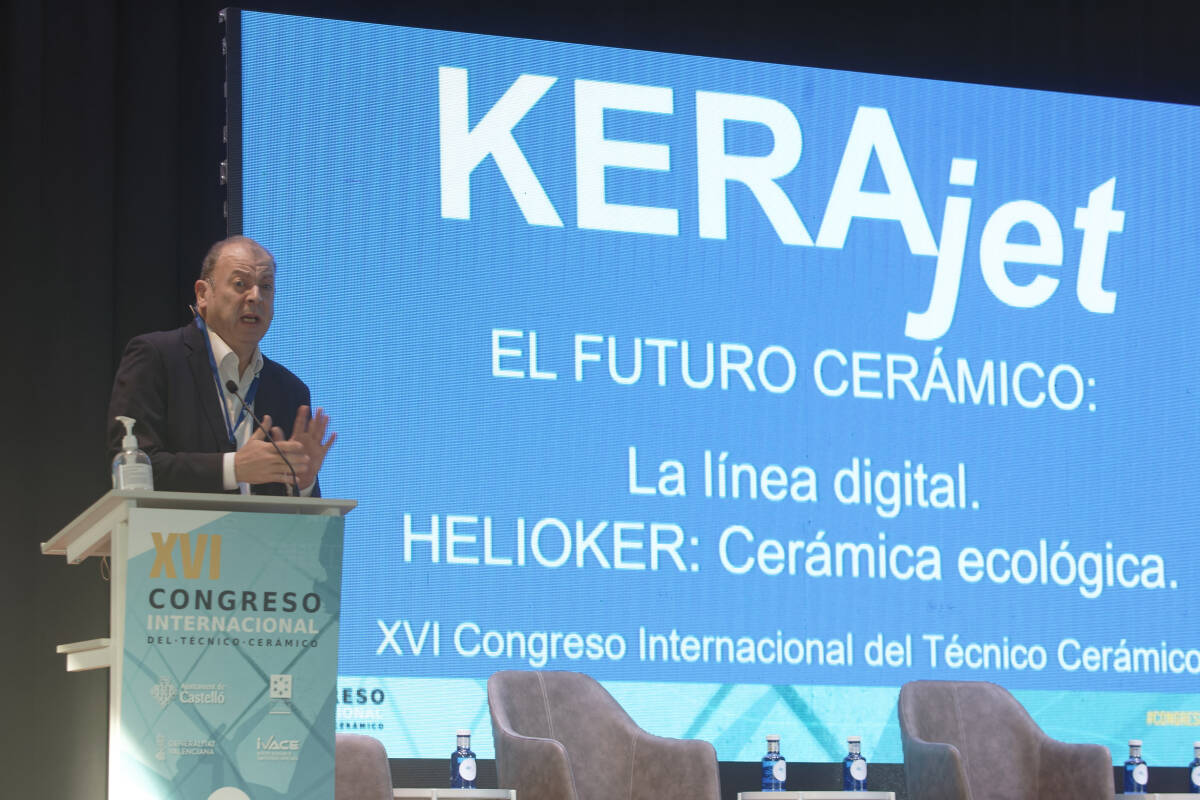 José Vicente Tomás, durante su reciente intervención en el Congreso de Técnicos Cerámicos de Castelló. Foto: ANTONIO PRADAS