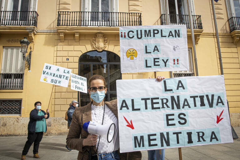 La alcaldesa de Pedralba, Sandra Turégano, en una manifestación a favor de la variante sur. Foto: EVA MÁÑEZ