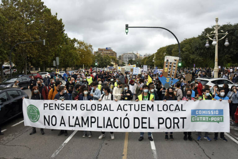 Manifestación en València contra la ampliación del Puerto. Foto: DANIEL GARCÍA-SALA
