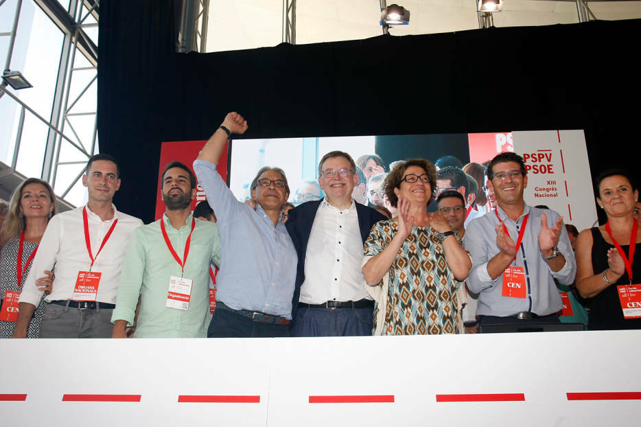Concha Andrés, Fernández Bielsa, José Muñoz, Manolo Mata, Ximo Puig, Juana Serna, Jorge Rodríguez y Toñi Serna, en el nombramiento de la Ejecutiva en 2017. Foto: RAFA MOLINA