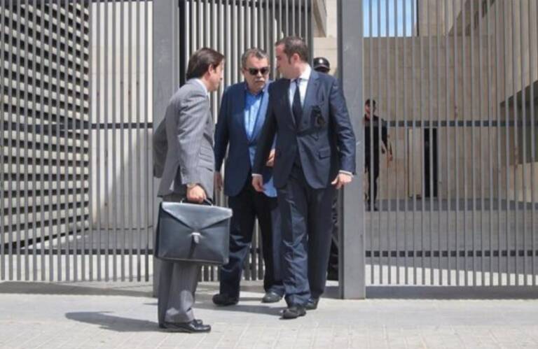 Juan Bautista Soler, ex presidente del Valencia (centro) en una imagen de archivo a su salida del juzgado -