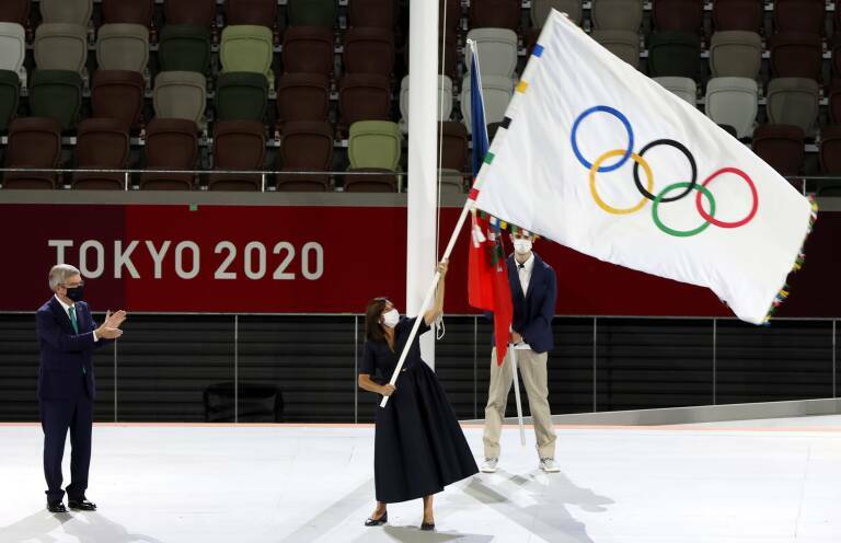  La alcaldesa de París, Anne Hidalgo, recoge la bandera olímpica en la Clausura de Tokio 2020. Foto: EFE/EPA/MICHAEL REYNOLDS