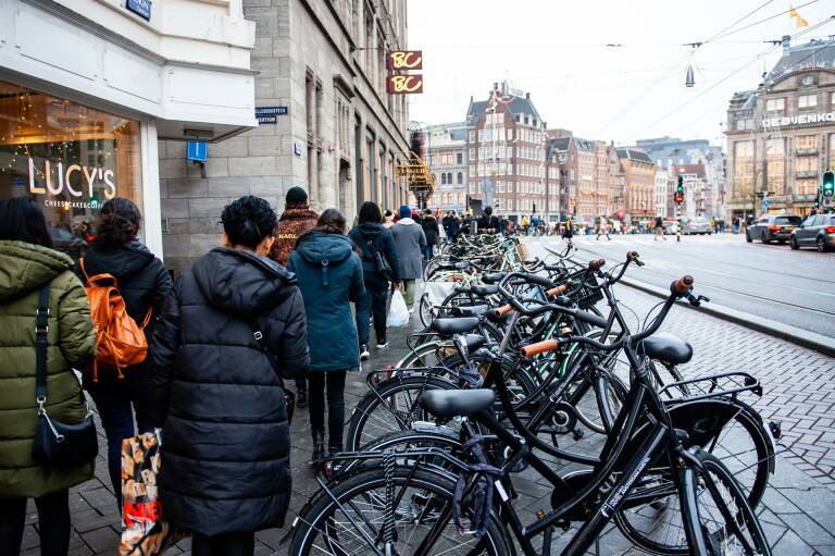 Colas en comercios no esenciales de Ámsterdam en víspera de la entrada en vigor del confinamiento. Foto: ANA FERNANDEZ / ZUMA PRESS / CONTACTOPHOTO