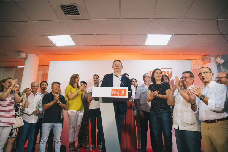 Puig, rodeado de varios referentes municipales socialistas tras su victoria en las primarias de 2017. Foto: KIKE TABERNER