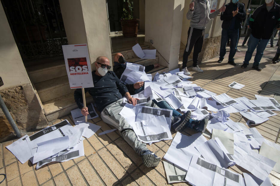 Protesta de hosteleros ante la Subdelegación del Gobierno, hace una semana. Foto: RAFA MOLINA