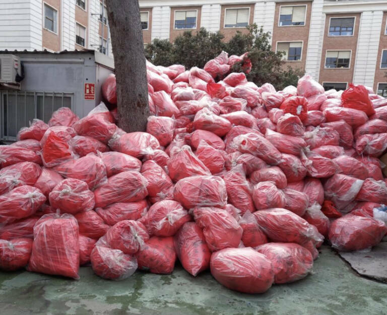 Acumulación de residuos en un centro sanitario valenciano