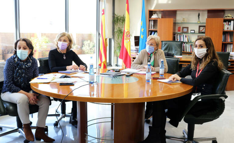 Herme Vanaclocha, Ofèlia Gimeno, Ana Barceló e Isaura Navarro, en una reunión. Foto: GVA