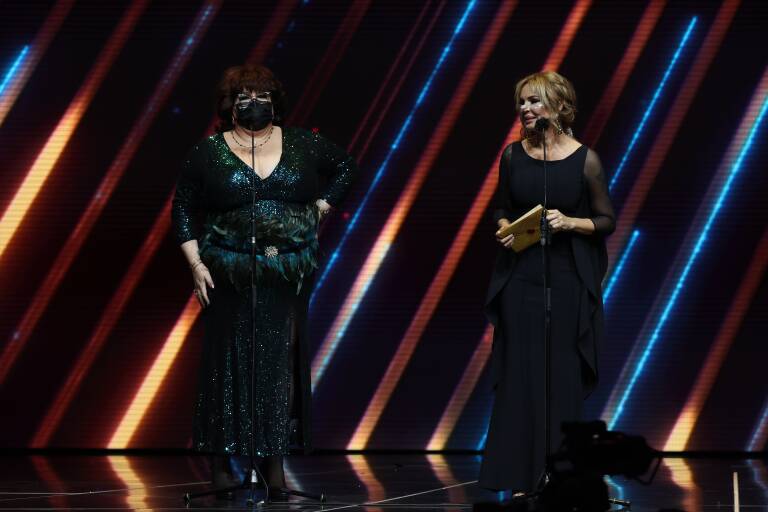 Las actrices Paca "La Piraña" (i) e Isabel Torresdurante la ceremonia de entrega de la octava edición de los Premios Feroz que se celebra este martes en el Teatro Coliseum, en Madrid. EFE/Juanjo Martín.