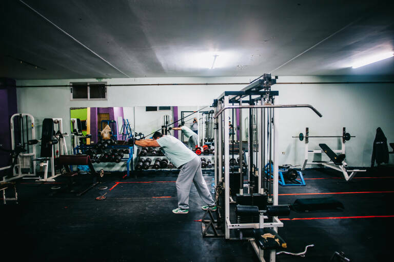 Un hombre hace ejercicio en un gimnasio. Foto: KIKE TABERNER