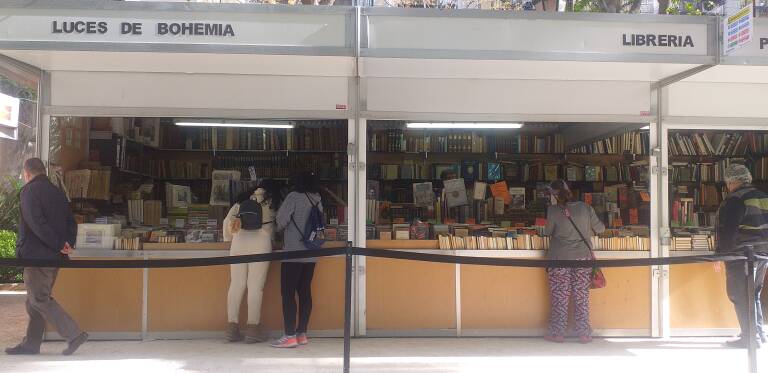 Clientes miran libros en una caseta, en la pasada Feria del Libro Antiguo y de Ocasión de València.