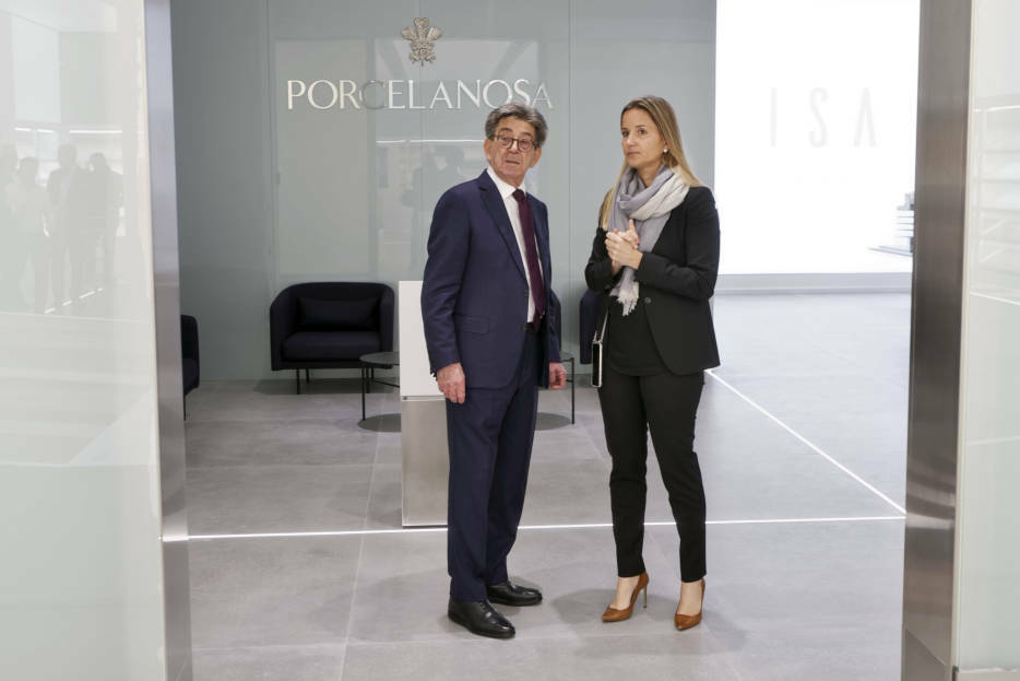 Héctor Colonques, cofundador de Porcelanosa, junto a su hija, Anna Colonques García-Planas. (Foto: A. PRADAS)