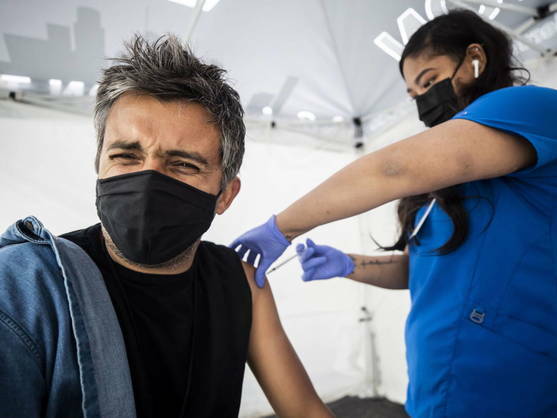 Un hombre recibe la vacuna de Janssen en EEUU. Foto: EFE