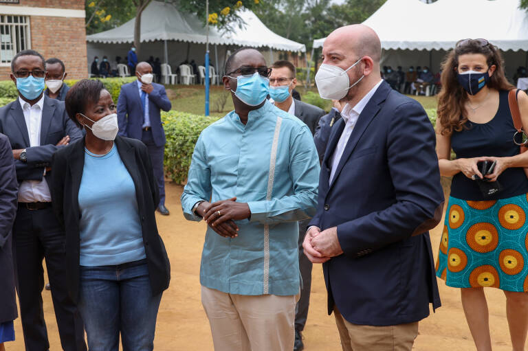 Charles Michel visita Ruanda para establecer una estrategia de vacunación. Foto: FRANCOIS LENOIR/DPA